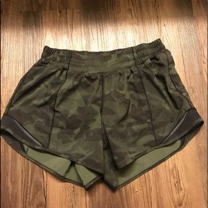 Lululemon hotty hot shorts II 4” shorts